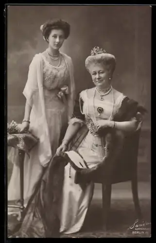 AK Kaiserin Auguste Victoria Königin von Preussen mit ihrer Tochter Victoria Luise