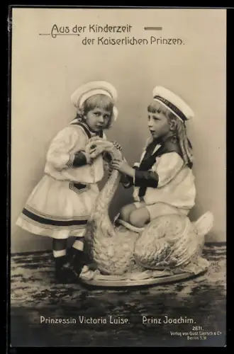 AK Prinzessin Victoria Luise u. Prinz Joachim, Kinderportrait in Matrosenkleidern, Schwan