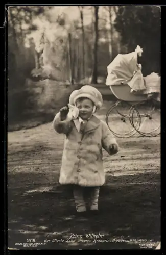 AK Prinz Wilhelm, Sohn des Kronprinzenpaares, winkend in einem Park