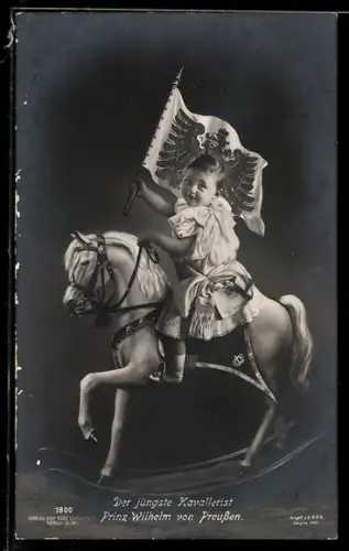 AK der jüngste Kavallerist, Prinz Wilhelm von Preussen auf einem Schaukelpferd