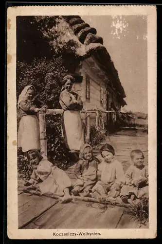 AK Koczeniczy-Wolhynien, Familie vor dem Haus