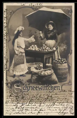 AK Schneewittchen, Marktfrau mit Apfel unter einem Schirm