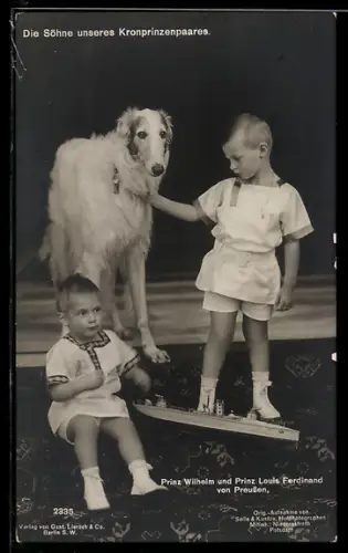 AK Prinz Wilhelm und Prinz Louis Ferdinand mit Spielzeug-Torpedoboot und Windhund