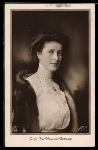 AK Portrait der Gattin Gräfin Ina Marie von Bassewitz von Prinz Oskar von Preussen