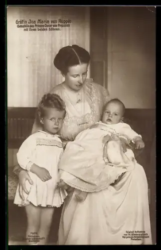 AK Gräfin Ina Maria von Ruppin, Gemahlin des Prinzen Oskar von Preussen mit beiden Söhnen