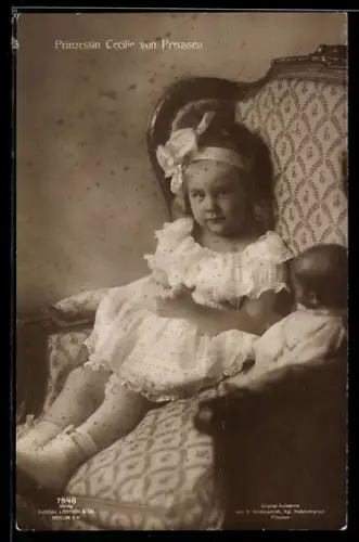 AK Prinzessin Cecilie im Kindesalter auf dem Sessel mit Puppe