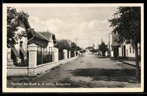 AK Parndorf / Burgenland, Strassenpartie mit Blick zur Kirche