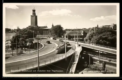 AK Stockholm, Stadshuset och viadukten over Tegelbacken mit Strassenbahn