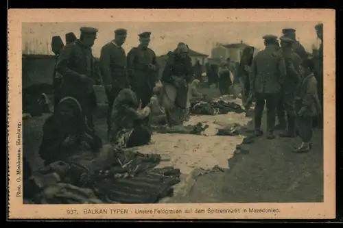 AK Mazedonien, Soldaten in Uniform auf dem Spitzenmarkt