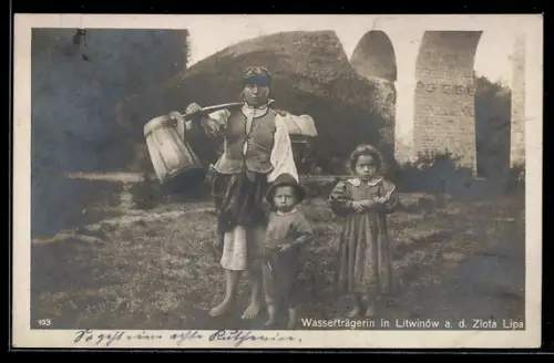 AK Litwinow a. d. Zlota Lipa, Wasserträgerin mit Kindern
