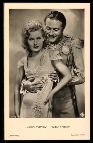 AK Schauspielerin Lilian Harvey mit Willy Fritsch in Uniform