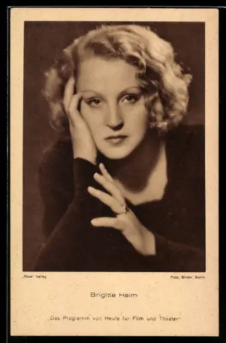 AK Schauspielerin Brigitte Helm mit Hand an Kopf posierend