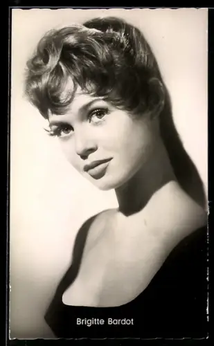 AK Schauspielerin Brigitte Bardot mit tiefem Dekollete