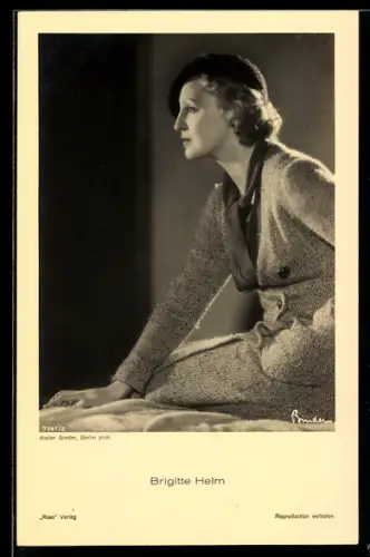 AK Schauspielerin Brigitte Helm mit Hut und Schal