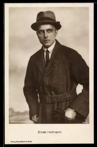 AK Schauspieler Ernst Hofmann elegant mit Händen in den Manteltaschen
