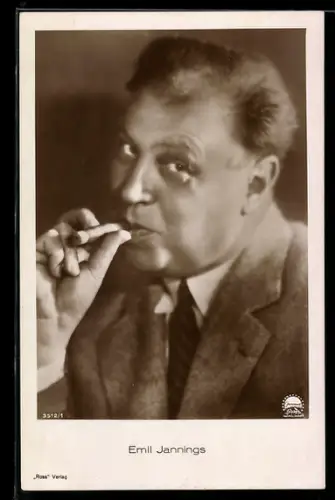 AK Schauspieler Emil Jannings an Zigarre ziehend
