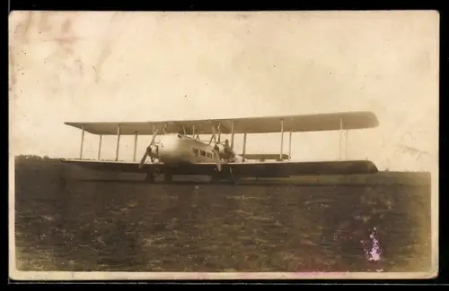 Foto-AK Doppeldecker-Passagierflugzeug auf dem Flugfeld