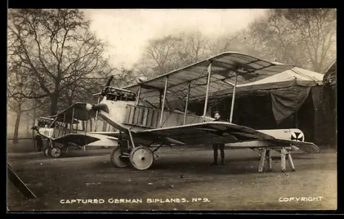 Foto-AK Durch britische Einheiten erbeutete deutsche Doppeldecker-Flugzeuge