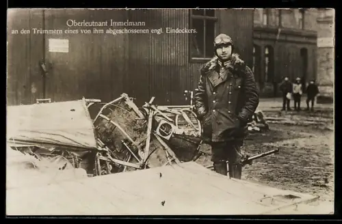 AK Oberleutnant Immelmann an den Trümmern eines von ihm abgeschossenen engl. Eindecker-Flugzeues