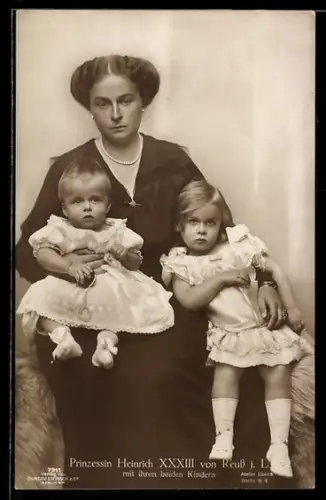 AK Prinzessin Heinrich XXXIII von Reuss j. L. mit ihren beiden Kindern
