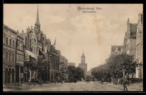 AK Marienburg /Wpr., Die Lauben, Strassenpartie mit Turm