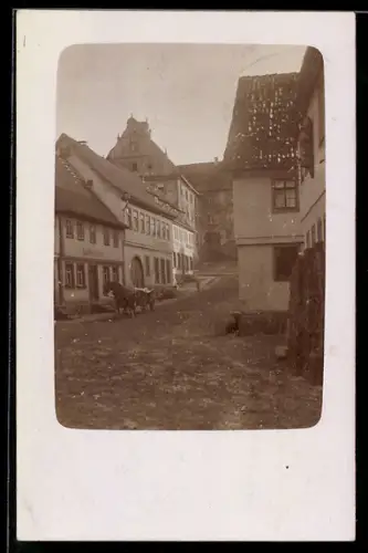 Foto-AK Grimmenthal, Strassenpartie mit Gasthaus und Wohnhäusern