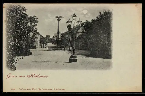 Mondschein-AK Rathenow, Strassenpartie mit Kriegerdenkmal
