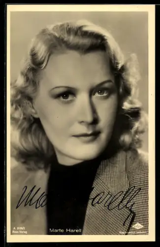 AK Schauspielerin Marte Harell mit kariertem Blazer, Autograph
