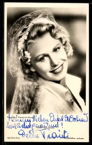AK Schauspielerin Waltraut Haas mit charmantem Lächeln, Autograph