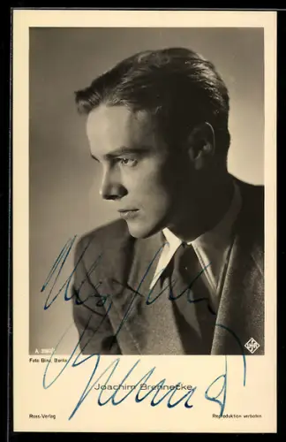 AK Schauspieler Joachim Brennecke posiert im Anzug mit Krawatte, Profilbild, Autograph