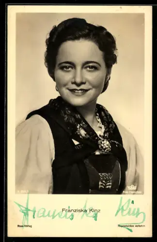 AK Schauspielerin Franziska Kinz in dem Kostüm einer Filmrolle, Autograph