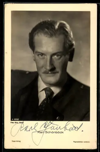 AK Schauspieler Karl Schönböck im Anzug in die Kamera schauend, Autograph