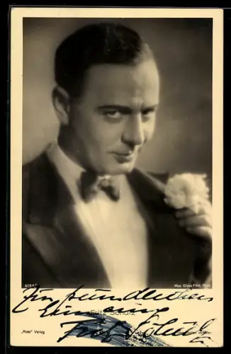 AK Schauspieler Fritz Schulz im Anzug auffordernd in die Kamera schauend, Autograph