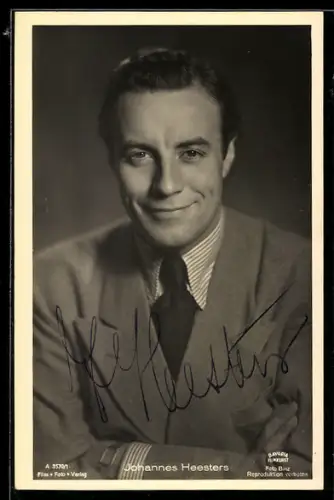AK Schauspieler Johann Heesters mit verschränkten Armen, Autograph