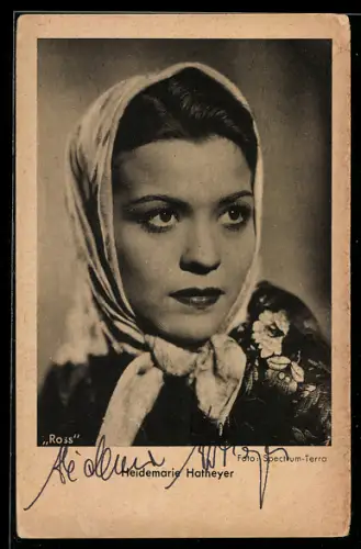 AK Schauspielerin Heidemarie Hatheyer mit Kopftuch zur Seite blickend, Autograph