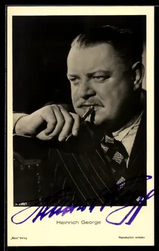 AK Schauspieler Heinrich George mit Stift und nachdenklichem Blick, Autograph