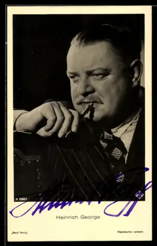 AK Schauspieler Heinrich George mit Stift und nachdenklichem Blick, Autograph