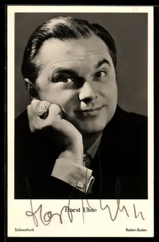 AK Schauspieler Horst Uhse den Kopf in die Hand gestützt, Autograph