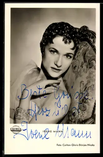 AK Schauspielerin Irene Mann an einer Stuhllehne, Autograph