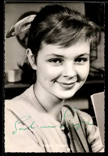 AK Schauspielerin Sabine Sinjen mit reizendem Lächeln, Autograph