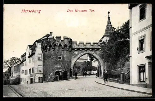 AK Merseburg, Strassenpartie mit Blick auf das Krumme Tor