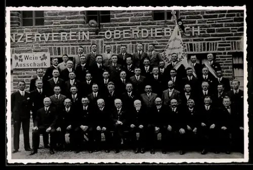 Foto-AK Oberdiebach, Sängerfahrt 1938, Gruppenbild vor Winzerverein, 