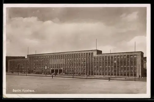 Foto-AK Berlin-Charlottenburg, Das Funkhaus, Strassenansicht