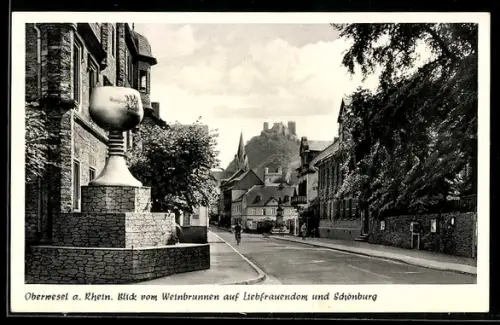 AK Oberwesel a. Rhein, Blick vom Weinbrunnen auf Liebfrauendom und Schönburg