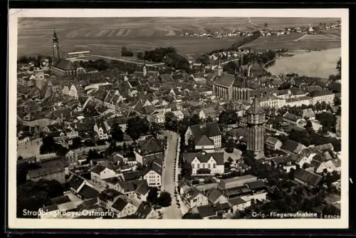 AK Straubing /Bay. Ostmark, Fliegeraufnahme der Altstadt mit Stadtturm und Kirchen