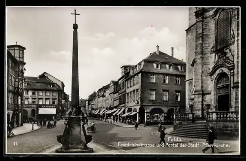 AK Fulda, Friedrichstrasse und Portal der Stadtpfarrkirche, Säulenbrunnen