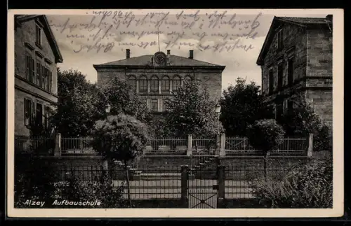 AK Alzey, Aufbauschule in der Aussenansicht mit Gartenanlage