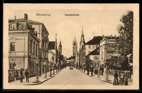 AK Straubing, Partie in der Eisenbahnstrasse mit Kirchtürmen