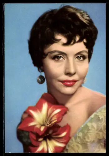 AK Schauspieler Sonja Ziemann mit auffälligem Blumengesteck