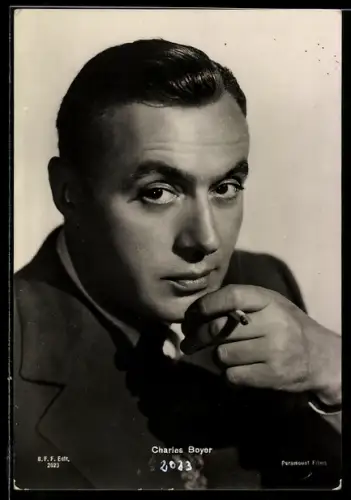 AK Schauspieler Charles Boyer mit einer Zigarette in der Hand